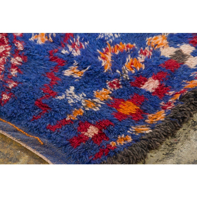 Hand-knotted in wool and originating circa 1950-1959, this 6x9 vintage Moroccan berber shag rug joins Rug & Kilim’s...