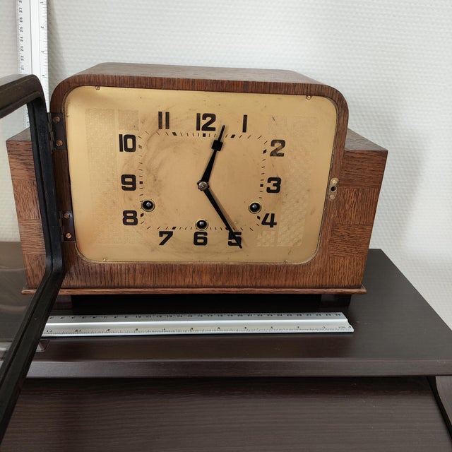 Art Deco 1925 Art Deco Oak Mantel Westminster Clock by Hamburg Amerikanische Uhrenfabrik (Hau) For Sale - Image 3 of 9