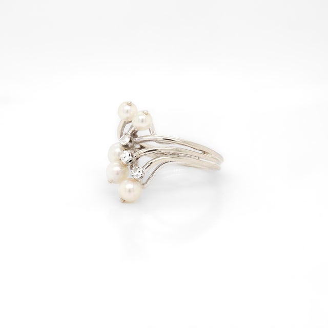 French Mid-Century Modern Diamond, Pearl, & 18k White Gold Cocktail Ring For Sale In Philadelphia - Image 6 of 9