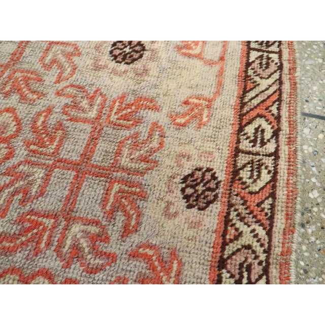 Early 20th Century Galerie Shabab Collection Early 20th Century Handmade Khotan Scatter Rug in Coral and Grey For Sale - Image 5 of 8