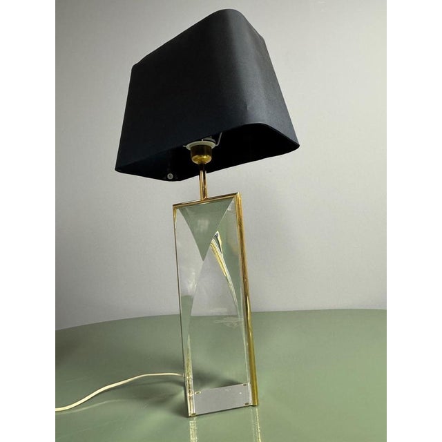 Glass Large Mid-Century Hollywood Regency Acrylic Glass and Brass Table Lamp attributed to Maison Jansen, France, 1970s For Sale - Image 7 of 11