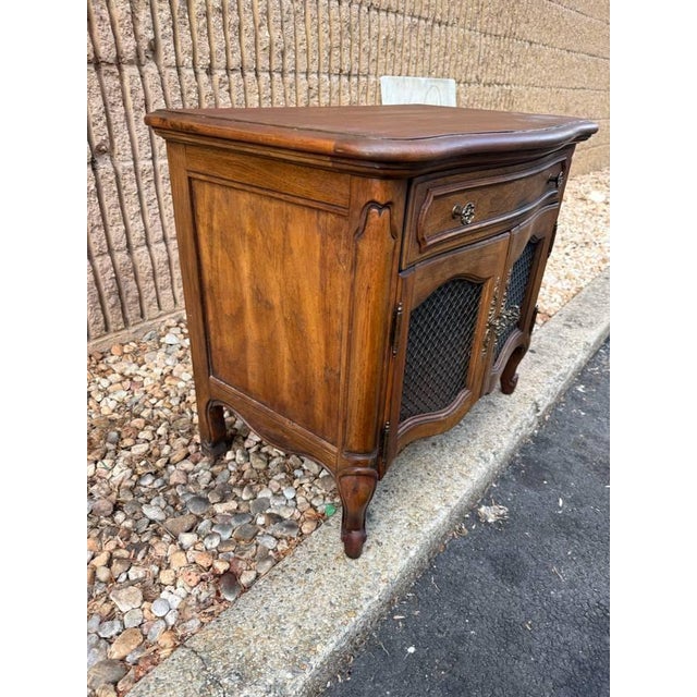 Thomasville French Louis XV Style Serpentine Front Nightstand or Side Cabinet For Sale In Washington DC - Image 6 of 12