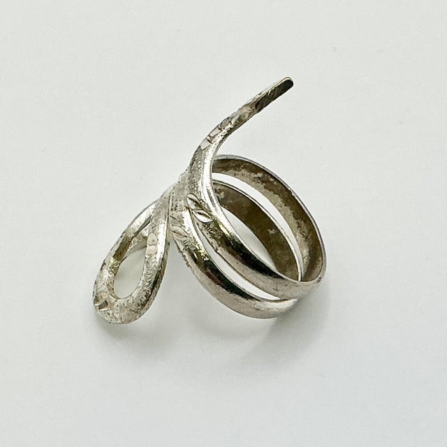 Metal 1990s Vintage Southwestern Boho Chic Figurative Sterling Silver Snake Ring - Size 6 For Sale - Image 7 of 12
