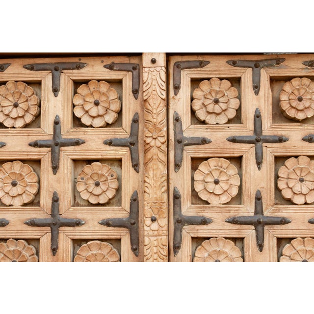 Early 1800's Rajasthan Haveli Lotus Door For Sale - Image 4 of 12