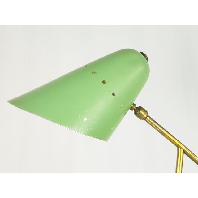 Adjustable table lamp made from brass and painted metal. It remains in a fair/good vintage condition: visible signs of...