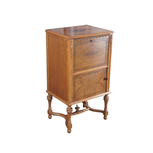 A beautiful early 20th Century Phonograph Console Cabinet. Made from walnut with matchbook burled front panels. The lid...