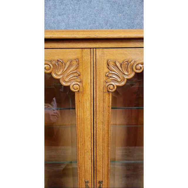 Louis XV Style Curved Display Cabinet in Light Oak, 1950s For Sale - Image 4 of 7