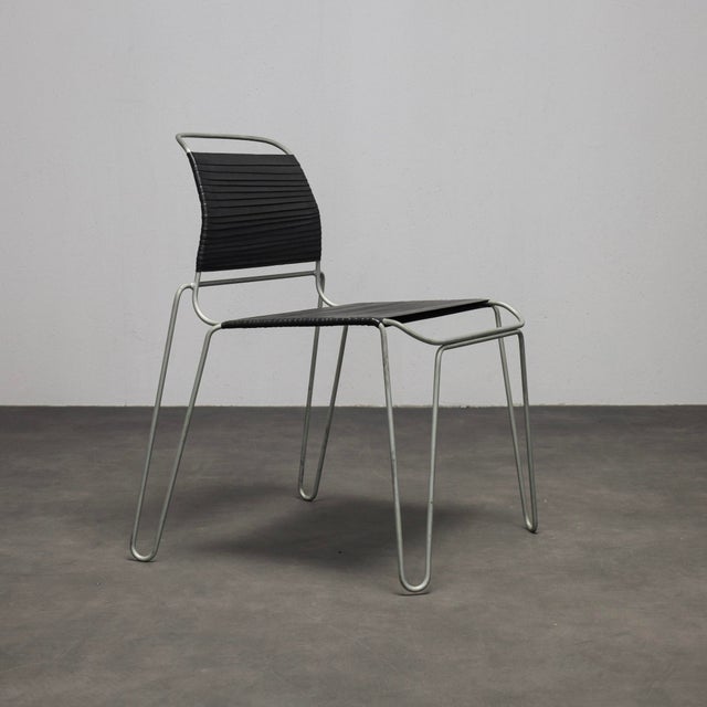 An inventive and highly recognizable design by british designer tom dixon. The rubber band chair combines industrial...