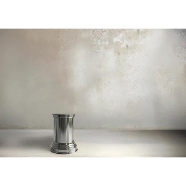 Rl 07 round side table in mirror-polished aluminum by caspal dimensions: ø 38 x h 45 cm. Materials: mirror-polished...
