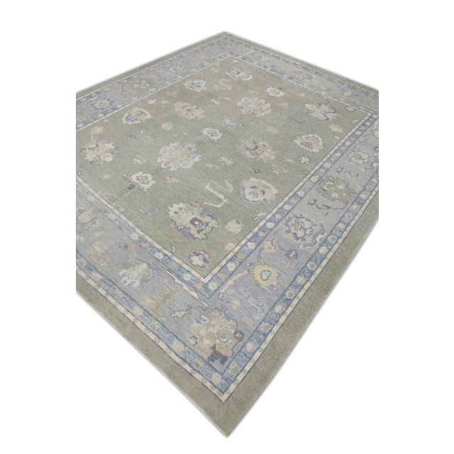 This modern Turkish Oushak rug is a stunning piece of art that has been handwoven using traditional techniques by skilled...