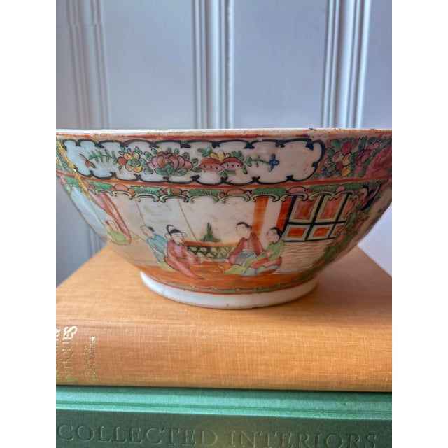 Chinese Antique Large Chinese Rose Medallion Bowl (With Crack) | 19th Century Famille Rose Porcelain For Sale - Image 3 of 5