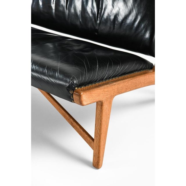 Scandinavian JH-555 Sofa in Black Leather and Oak by Hans J. Wegner, 1949 For Sale - Image 4 of 10