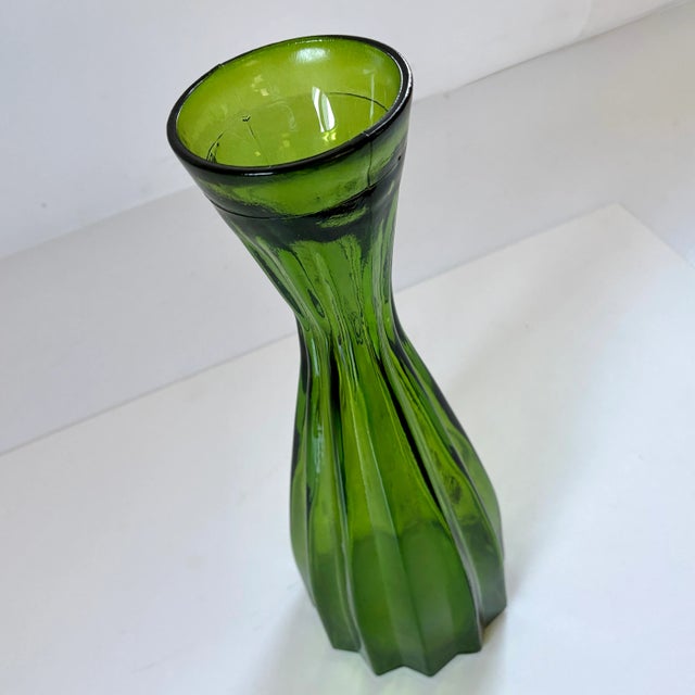 Mid-Century Modern Tall Mid-Century Emerald Green Vase. For Sale - Image 3 of 7