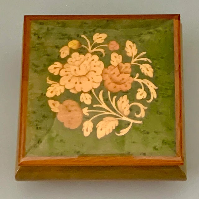 Vintage regency Italian footed burl elm veneer wood jewelry music box with Swiss movement, Reuge, playing « Memory ». This...