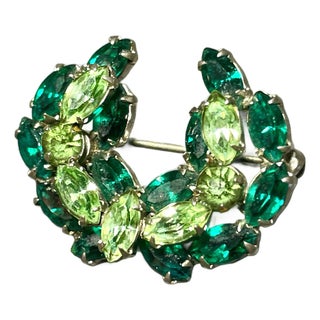 Mid 20th Century DeLizza & Elster Emerald and Peridot Glass Brooch For Sale