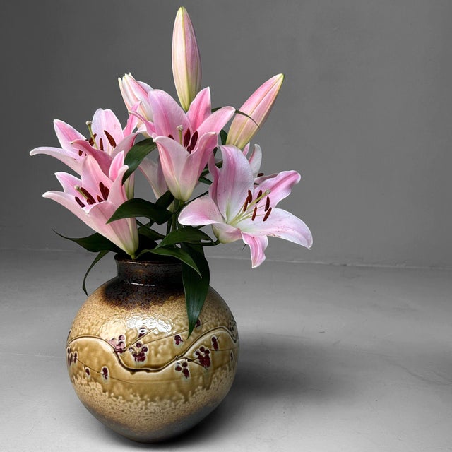 Bring a piece of Japanese ceramic history into your home with this beautiful Shigaraki vase from the 1970s. Dimensions:...