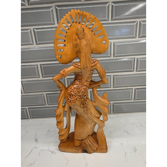 Late 20th-Century Balinese Modernist Wood Carving of a Janger Fan Dancer – 13.5-Inch Decorative Sculpture For Sale - Image 4 of 11