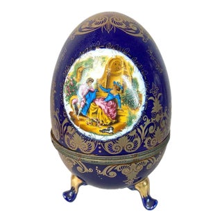 Vintage French Louis XVI Style Porcelain Decoration Egg in Royal Blue With Gold Fleur De Lis Decorations For Sale