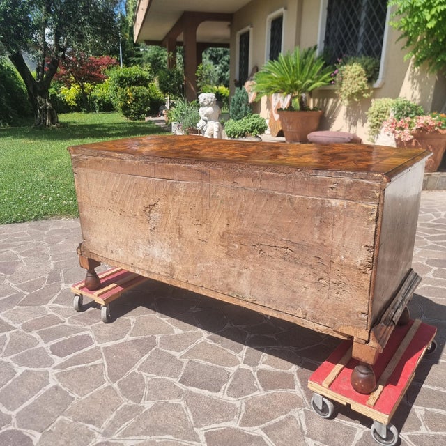 Ferrarese Chest of Drawers in Walnut Burl, 1720s For Sale - Image 11 of 13