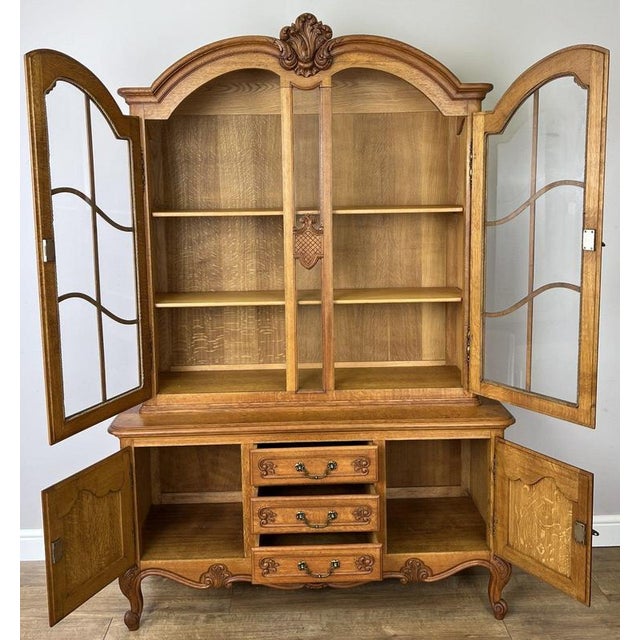 French Louis XVI Display Cabinet in Oak For Sale - Image 14 of 15