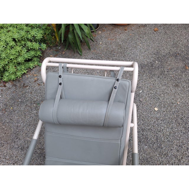 Metal Genni Model Chaise Longue in White Frame and Grey Leather by Gabriele Mucchi for Zanotta, 1990s For Sale - Image 7 of 18