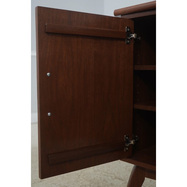 Wood Mid Century Modern Design Walnut Credenza For Sale - Image 7 of 18