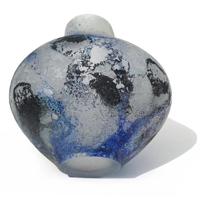 Murano Seguso Arte Vetro Vintage Blue Black Abstract Scavo Surface Texture Italian Art Glass Flower Vase For Sale In Orlando - Image 6 of 10
