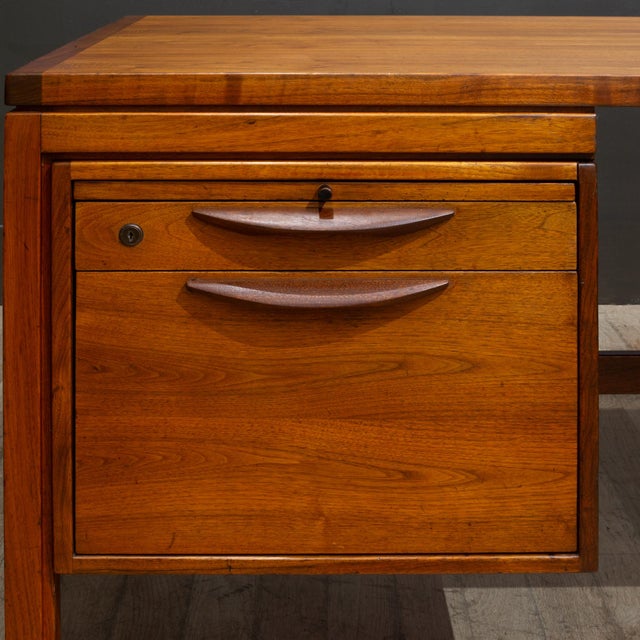 Mid 20th Century Mid-Century Walnut Executive Desk by Jens Risom for Jen Risom Designs c.1950 For Sale - Image 5 of 13