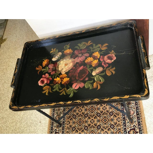 English Early 20th Century Antique English Hand Painted Tole Tray Top Coffee Table For Sale - Image 3 of 7
