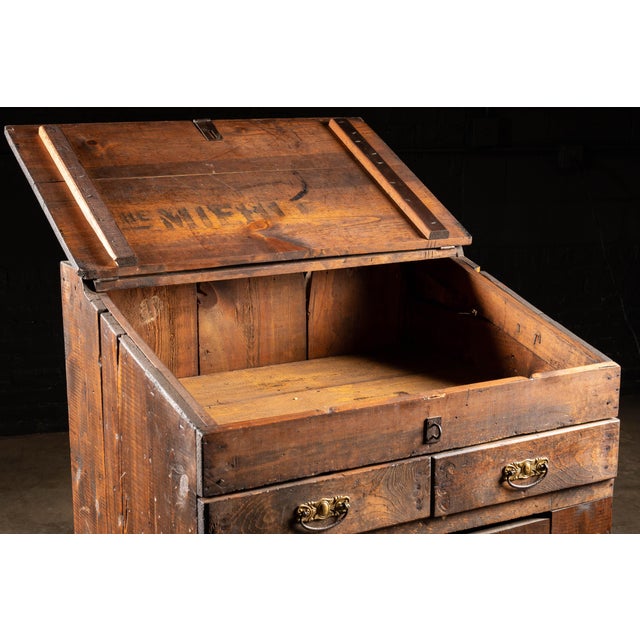 Early American Primitive Pine Standing Clerk’s Desk and Cabinet For Sale In Chicago - Image 6 of 9