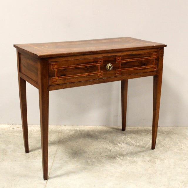 Louis XVI coffee table - writing desk Solid walnut, inlaid and trimmed - with drawer Late 18th century - Louis XVI Origin:...