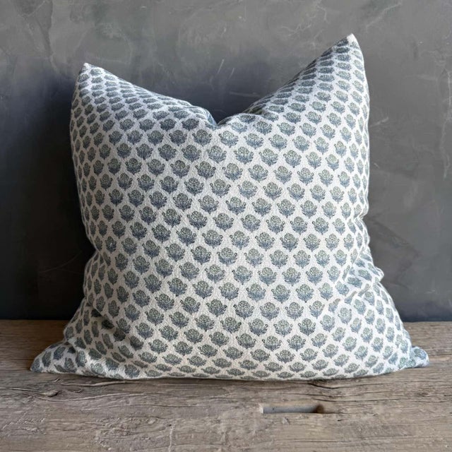 Euro sham size pillows Size 26x26 zipper closure includes down / feather inserts 100% cotton