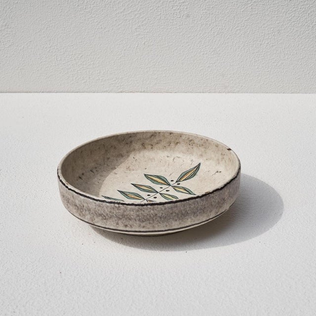 Decorative Studio Pottery Vide Poche 1960s. Very decorative and quintessentially mid-century studio pottery bowl or vide-...