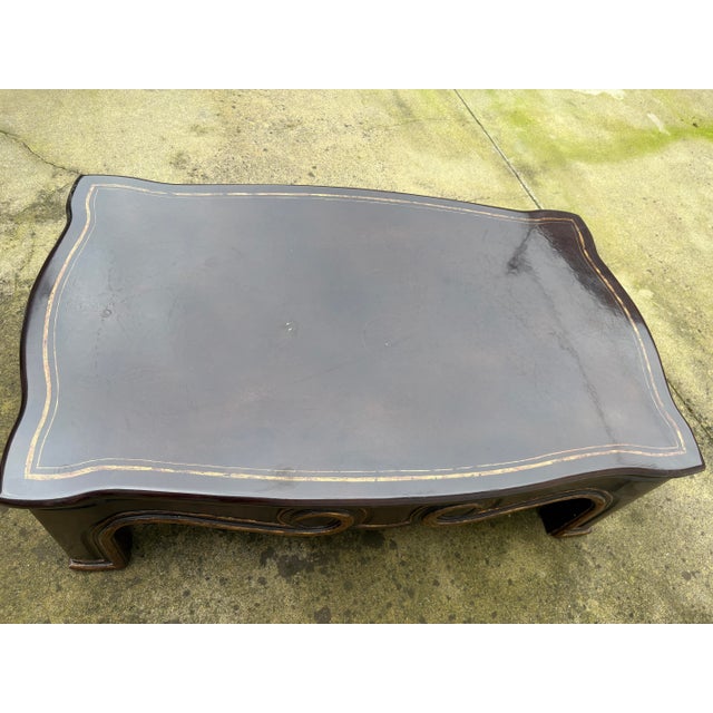 Asian 1990s Brown Black Crackled Lacquered Cocktails Table With Gilded Detailing For Sale - Image 3 of 6