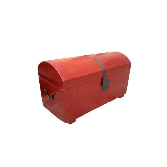 Antique Trunk in Painted Fir Wood with Bombed Slatted Cover and Original Hardware For Sale