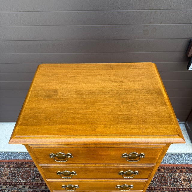 A late 20th century Ethan Allen Heirloom collection Traditional solid maple 7 drawer lingerie chest. Features dovetail and...
