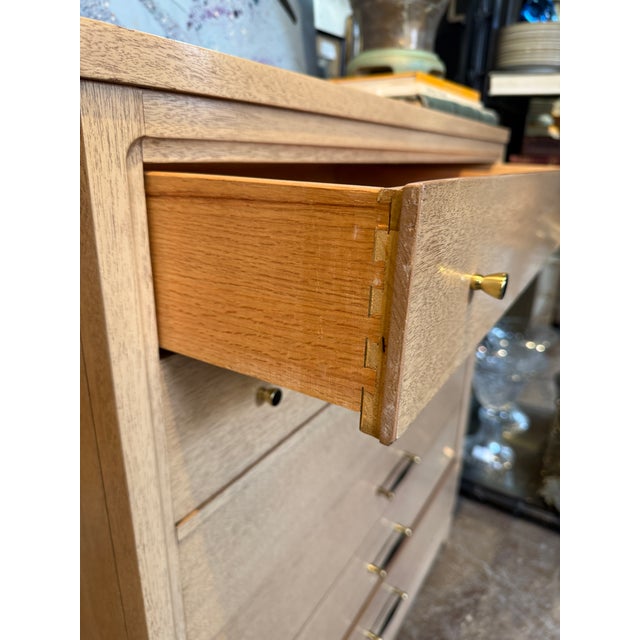 Wood 1940s United Furniture Blonde Mahogany Dresser 1940s Five Drawer Chest Black Lucite Hardware For Sale - Image 7 of 10