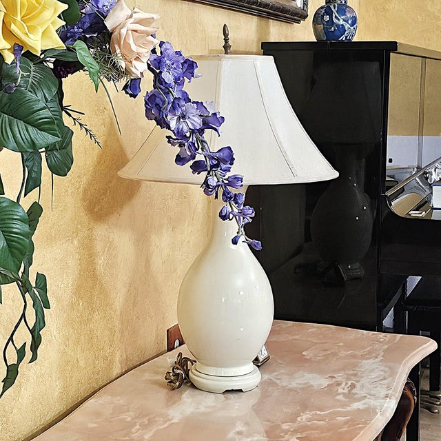 Vintage Cream Ceramic Urn Table Lamp With Brass Accents & Shade - Hollywood Regency For Sale - Image 10 of 18