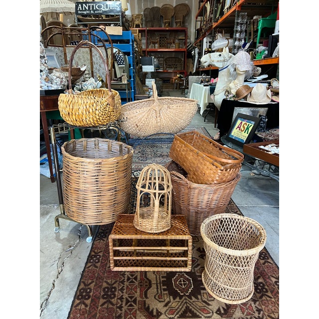 1970s Vintage Hand Woven Wicker Basket With Brown Handle For Sale - Image 5 of 10