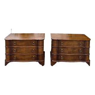 Pair of English Georgian Chippendale Style Serpentine Front 3-Drawer Nightstands For Sale