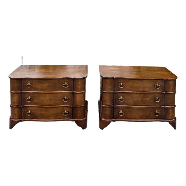 Pair of English Georgian Chippendale Style Serpentine Front 3-Drawer Nightstands For Sale