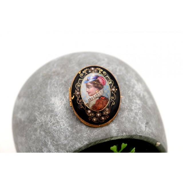 Gold Brooch with Figure of Ancient Lady For Sale - Image 5 of 7