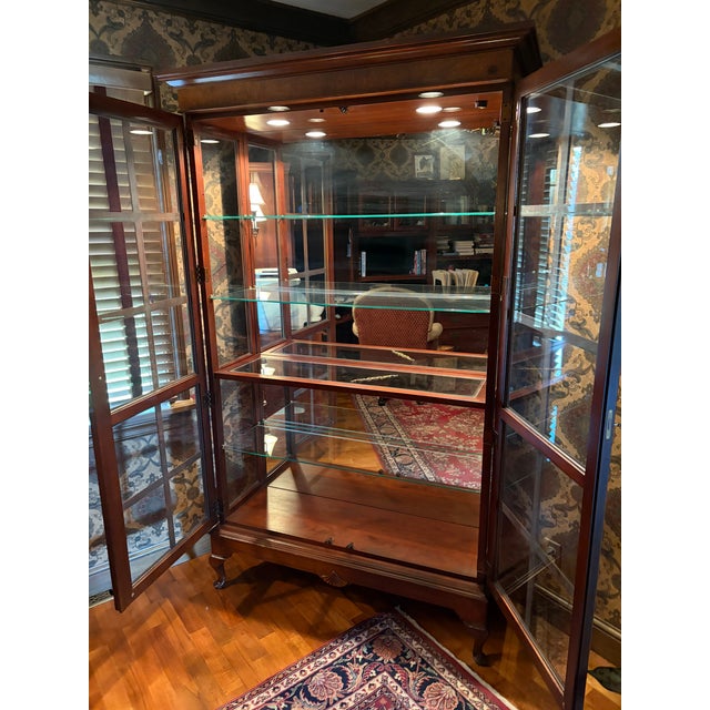 Traditional Attributed to Hekman Furniture Glass Front Display Cabinet With Burled Wood, Mirrored Back, Lighted and Glass Shelves, For Sale - Image 3 of 14