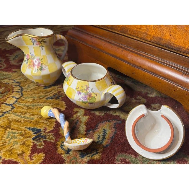 1990s MacKenzie-Childs Aurora Yellow Check Enamel Creamer & Lidded Sugar Bowl Set W/ Spoon – 1990s For Sale - Image 17 of 18