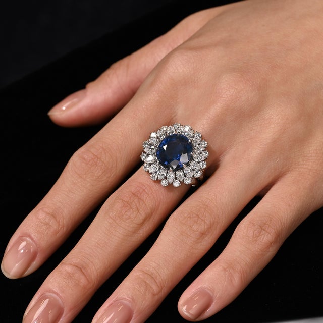 1990s Certified 7.15 Carat Vivid Blue Sapphire & Diamond Sunburst Vintage French Ring, Size 6.5 For Sale - Image 9 of 10