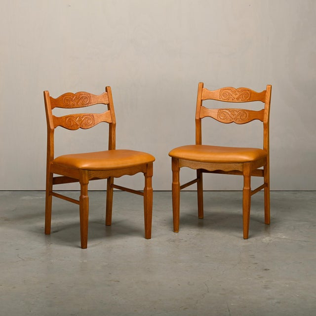 Razorblade Style Dining Chairs in Oak and Leather by Henning Kjærnulf, Denmark, 1960s, Set of 7 For Sale - Image 6 of 18