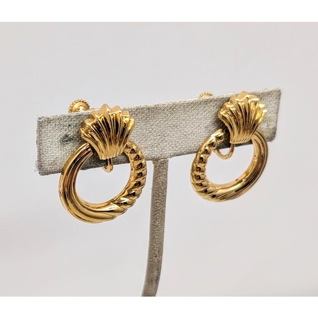 1980s goldtone shell like ribbed top with ribbed hoop clip and screw back earrings. Marked "NAPIER©" on the clips....