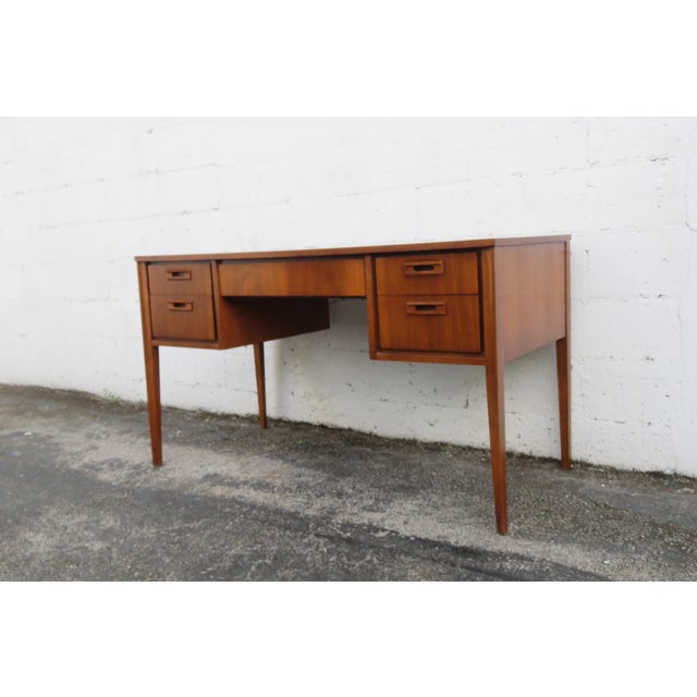 United Mid Century Modern Walnut Leather Top With Desk 6230 For Sale - Image 14 of 16