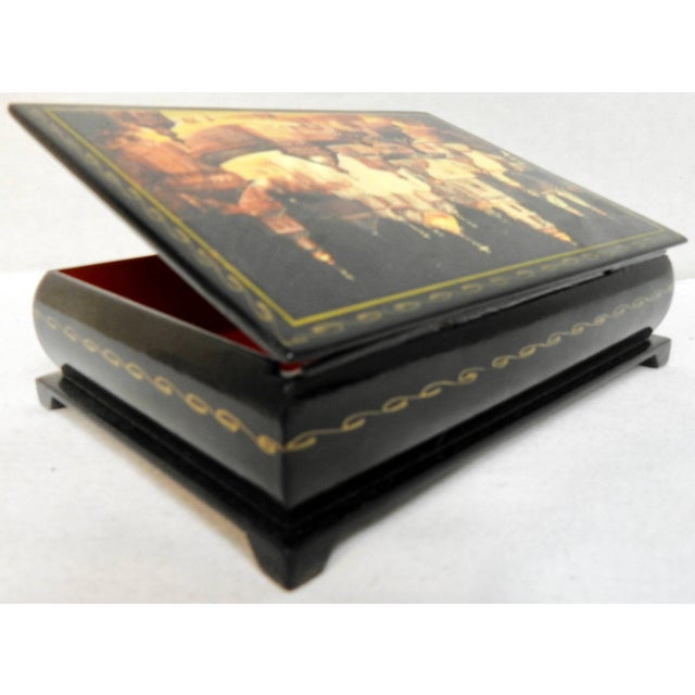 1940s Kremlin and Red Square in Moscow on Russian Lacquer Box For Sale - Image 5 of 9