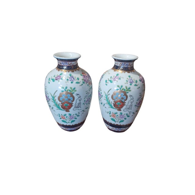 Chinoiserie Vintage 1950s Pair of Chinoserie Armorial Vases For Sale - Image 3 of 4